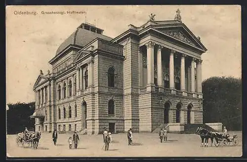 AK Oldenburg / O., Grossherzogl. Hoftheater mit Passanten, Pferdekutschen