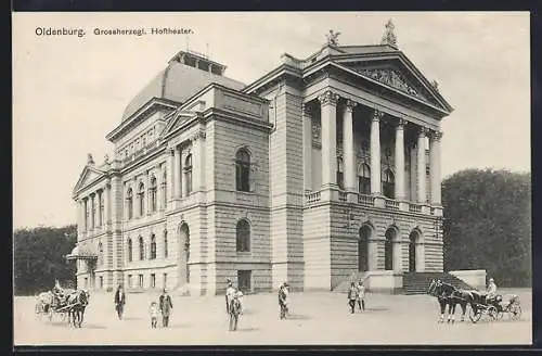 AK Oldenburg / O., Grossherzogl. Hoftheater mit Passanten, Pferdekutschen