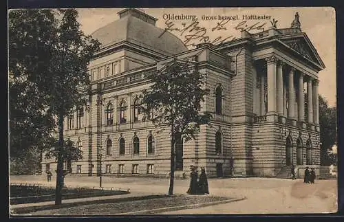AK Oldenburg / O., Grossherzogliches Hoftheater mit spazierenden Damen