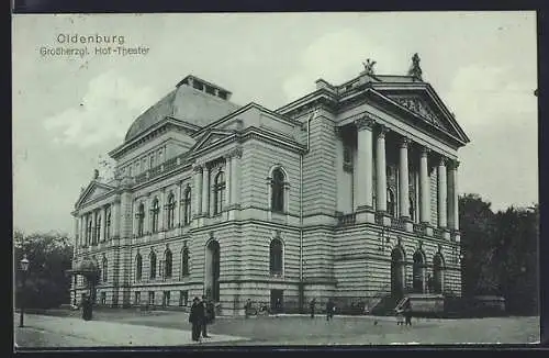 AK Oldenburg / O., Grossherzogliches Hoftheater mit Passanten