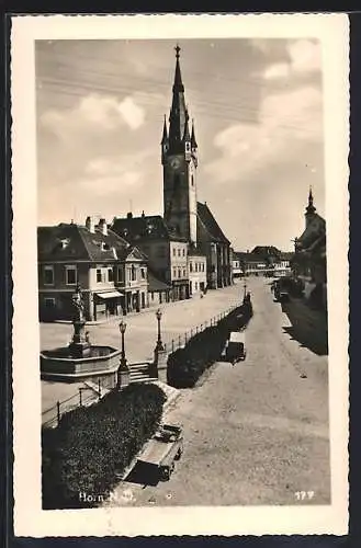 AK Horn, Strassenansicht mit Brunnen und Turm
