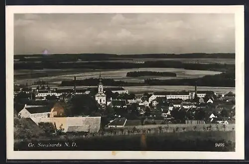 AK Gross-Siegharts /N. D., Teilansicht mit Kirche