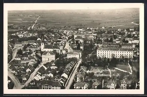 AK Hollabrunn /N.-D., Teilansicht mit Strassenpartie, Fliegeraufnahme