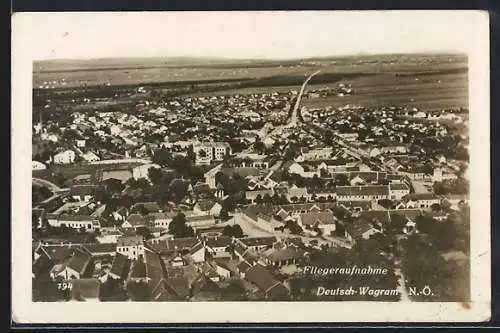 AK Deutsch-Wagram /N.-Ö., Teilansicht mit Strassenpartie, Fliegeraufnahme