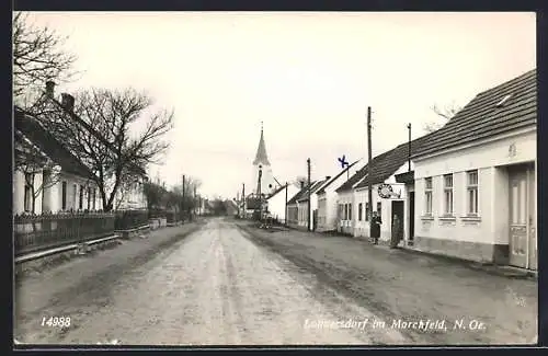 AK Engelhartstetten im Marchfeld, Loimersdorf, Strassenpartie mit Kirchturm und Tabak Trafik