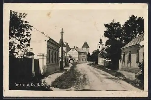 AK Orth a. d. D., Strassenpartie mit Blick zum Kirchturm