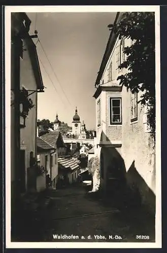AK Waidhofen a. d. Ybbs, Ortspartie einer schmalen Gasse mit Kirchturm