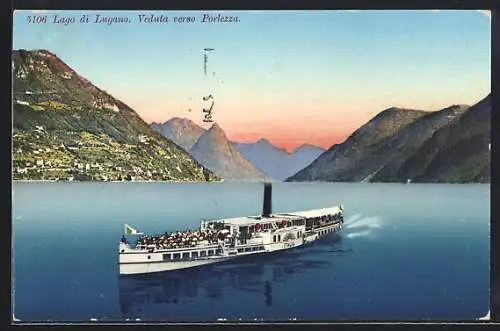 AK Porlezza /Lago di Lugano, Dampfer Italia mit Blick auf den Ort