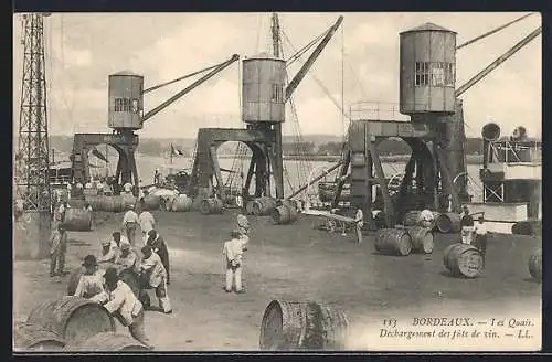 AK Bordeaux, Les Quais, Déchargement des fûts de vin, Hafen