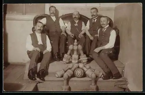 Foto-AK Männer mit Kegeln