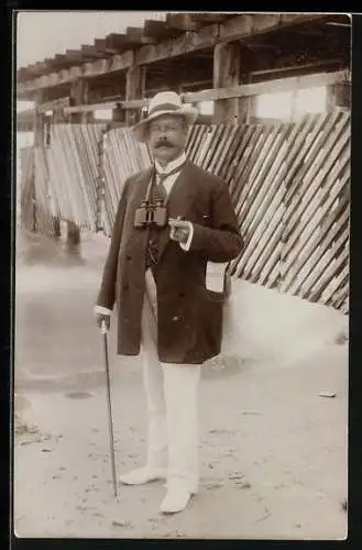Foto-AK Mann mit Fernglas am Strand