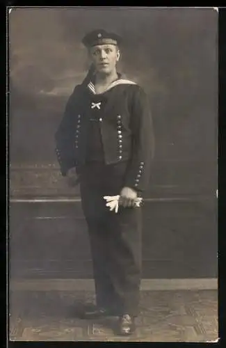 Foto-AK Marinesoldat mit Mützenband SMS Ostfriesland, Portrait