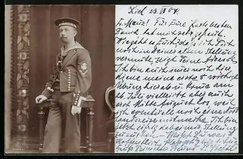 Foto-AK Marinesoldat mit Mützenband SMS Kaiser Wilhelm der Grosse, Uniformfoto