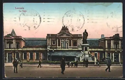 AK Louvain, La Gare, Passanten vor dem Bahnhof