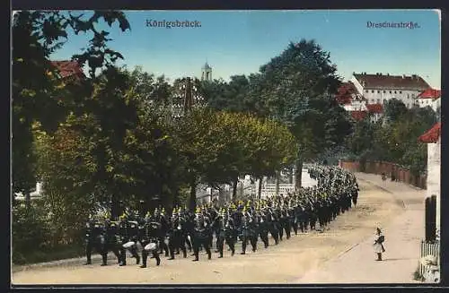 AK Königsbrück, Truppenübungsplatz, Parade in der Dresdnerstrasse