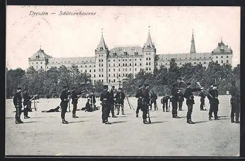 AK Dresden-Neustadt, Schützenkaserne mit Soldaten