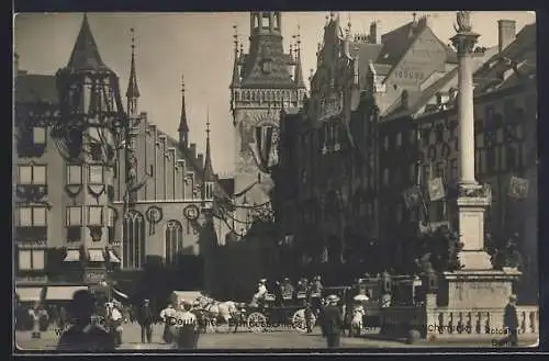 Foto-AK München, Festschmuck zum Deutsches Bundesschiessen, Marienplatz, Pferdebahn