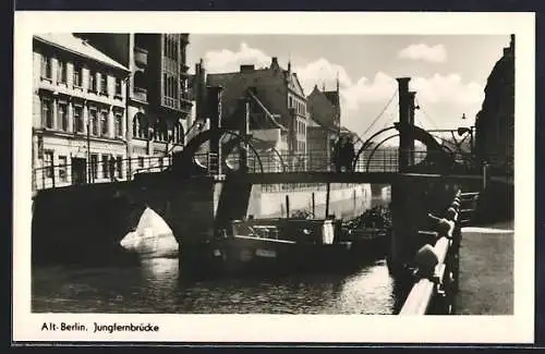 AK Berlin, Uferpartie an der Jungfernbrücke mit Kohle-Transportschiff, Friedrichsgracht