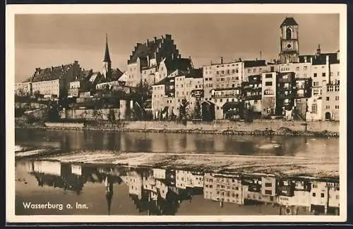 AK Wasserburg / Inn, Gebäude spiegeln sich im Fluss