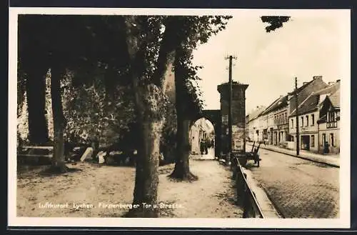AK Lychen, Fürstenberger Tor und Strasse mit Geschäften