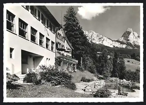 AK Schwyz, Hotel Sonnenberg, Bes. J. Schmid, Sonnenterrasse und Bergpanorama