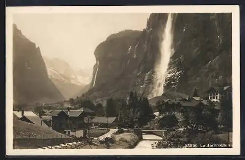 AK Lauterbrunnen, Ortsansicht mit Wasserfall und Talpanorama