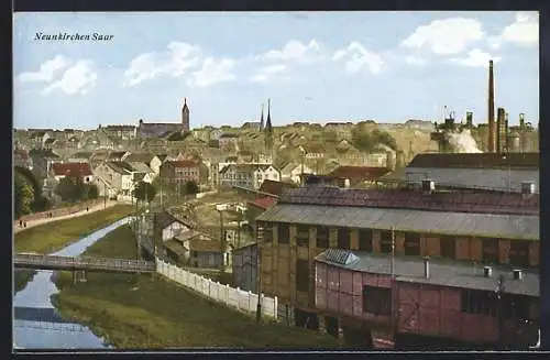 AK Neunkirchen / Saar, Fabrikhaus am Flussufer und Gesamtansicht des Ortes