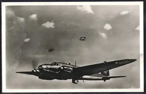 AK Kampfflugzeug Heinkel He 111 unter Flakbeschuss