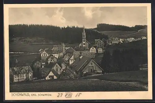AK Schönwald /Bad. Schwarzw., Ortsansicht mit Kirche und Schwarzwaldhängen