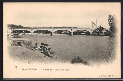 AK Montereau, Le Pont de Monceau sur l`Yonne avec des promeneurs au bord de l`eau