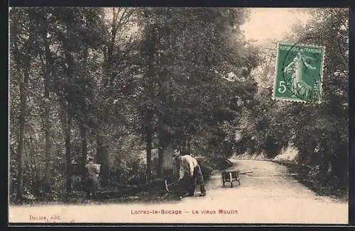 AK Lorrez-le-Bocage, Le vieux Moulin et ouvriers forestiers au bord de la route