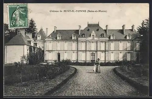 AK Misy-sur-Yonne /Seine-et-Marne, Château avec allée centrale et dame en robe