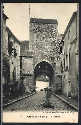 AK Moret-sur-Loing, La Poterne avec vue sur la rue pavée et une personne passant