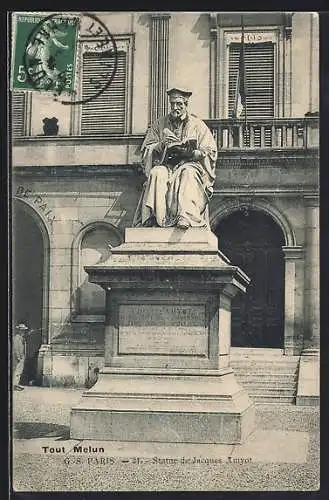 AK Melun, Statue de Jacques Amyot devant l`hôtel de ville