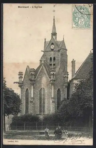 AK Mormant, L`Église du village avec des passants au premier plan