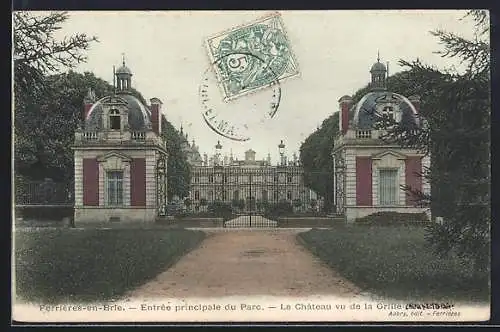AK Ferrières-en-Brie, Entrée principale du Parc, Le Château vu de la Grille d`entrée