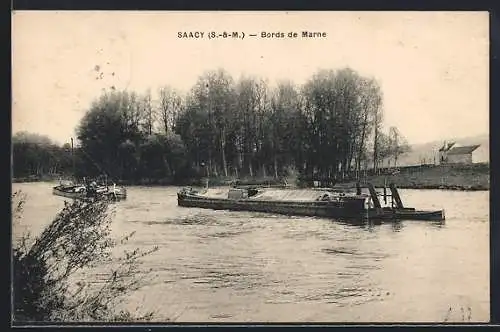 AK Saacy /S.-&-M., Bords de Marne avec péniches naviguant sur la rivière