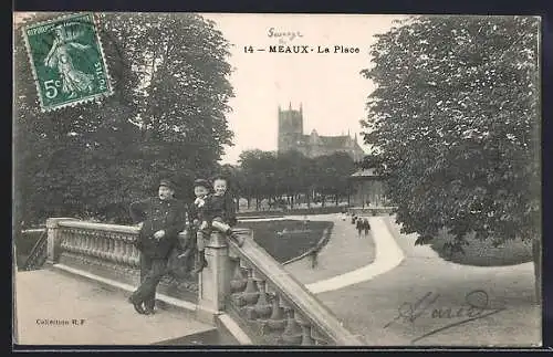 AK Meaux, La Place avec la cathédrale en arrière-plan et des passants sur le pont