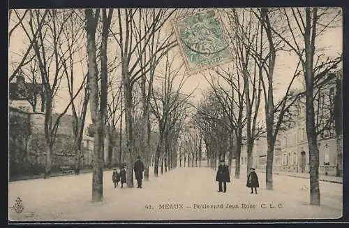 AK Meaux, Boulevard Jean Rose avec passants en hiver
