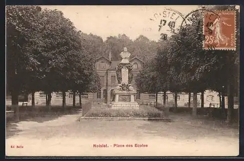AK Noisiel, Place des Écoles avec statue et arbres alentours