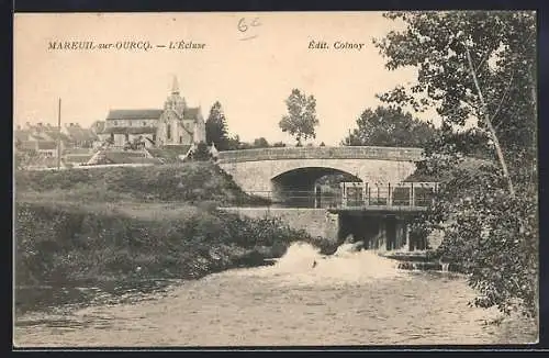 AK Mareuil-sur-Ourcq, L`Écluse et vue sur l`église et le pont en arrière-plan