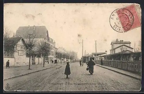 AK Thorigny, Rue Tournant-Verneau avec passants et bâtiments adjacents