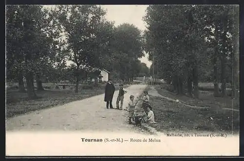 AK Tournan /S.-et-M., Route de Melun avec des enfants jouant et un homme observant