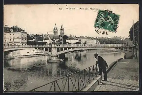 AK Melun, Pont aux Moulins et vue sur la rivière avec un passant en premier plan