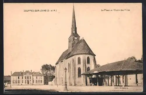 AK Souppes-sur-Loing /S-et-M, La Place et l`École des Filles