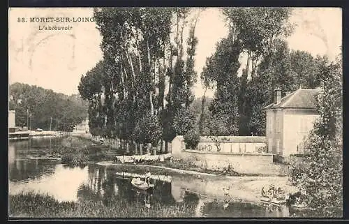 AK Moret-sur-Loing, L`abreuvoir et vue sur la rivière avec promeneurs en barque