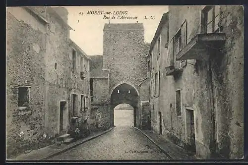 AK Moret-sur-Loing, Rue de l`Abreuvoir avec vue sur la porte ancienne