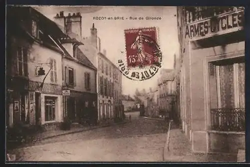 AK Rozoy-en-Brie, Rue de Gironde avec boutiques et architecture traditionnelle