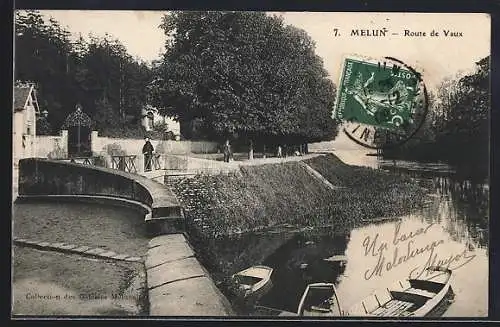 AK Melun, Route de Vaux avec barques sur la rivière