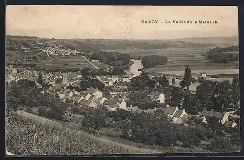 AK Saacy, La Vallée de la Marne, vue sur le village et la rivière entourée de collines verdoyantes